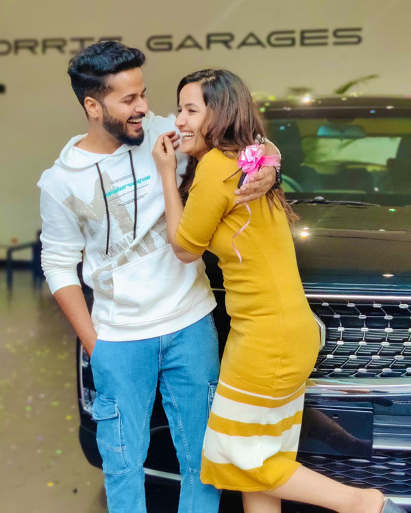 ఖరీదైన కారు కొన్న బిగ్‌బాస్‌ బ్యూటీ 'సిరి హన్మంతు': ధర ఎంతో తెలుసా?