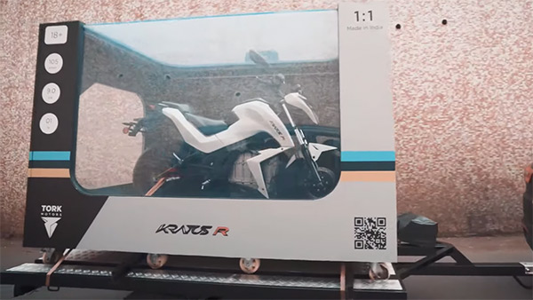 కొత్త పద్దతిలో డెలివరీ ప్రారభించిన టోర్క్ మోటార్స్.. వీడియో