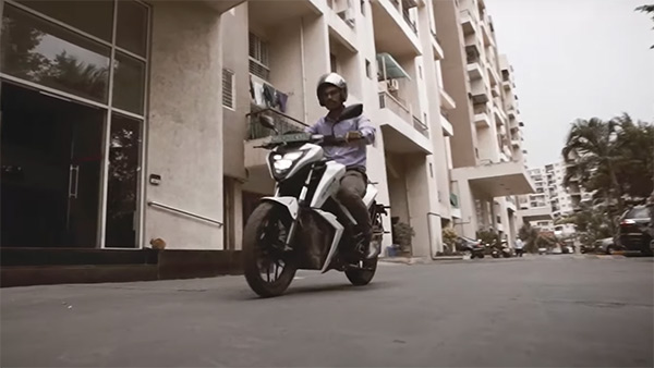 కొత్త పద్దతిలో డెలివరీ ప్రారభించిన టోర్క్ మోటార్స్.. వీడియో