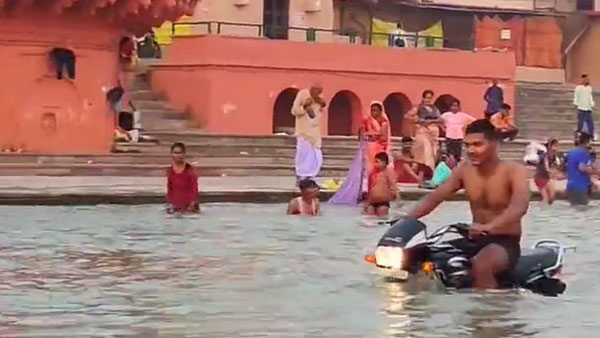 సరయు నదిలో సరదాగా బైక్ నడిపాడు.. ఆ తర్వాత పోలీసులు అతడి 'సరదా' తీర్చేశారు!