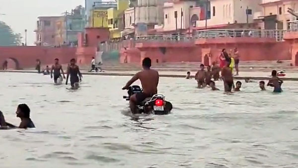 సరయు నదిలో సరదాగా బైక్ నడిపాడు.. ఆ తర్వాత పోలీసులు అతడి 'సరదా' తీర్చేశారు!