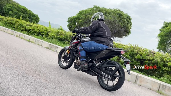 హోండా సిబి300ఎఫ్ టెస్ట్ రైడ్ రివ్యూ.. బోరింగ్ క్లాసిక్ బైక్‌లను పక్కన పెట్టి, ఈ స్పోర్టీ స్ట్రీట్ ఫైటర్‌ను ఎక్కండి..!