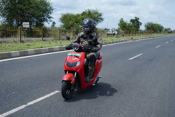 19 రోజుల్లో కన్యాకుమారి నుంచి కాశ్మీర్ ప్రయాణం: బౌన్స్ ఎలక్ట్రిక్ స్కూటర్‌తో అరుదైన రికార్డ్