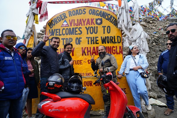 19 రోజుల్లో కన్యాకుమారి నుంచి కాశ్మీర్ ప్రయాణం: బౌన్స్ ఎలక్ట్రిక్ స్కూటర్‌తో అరుదైన రికార్డ్