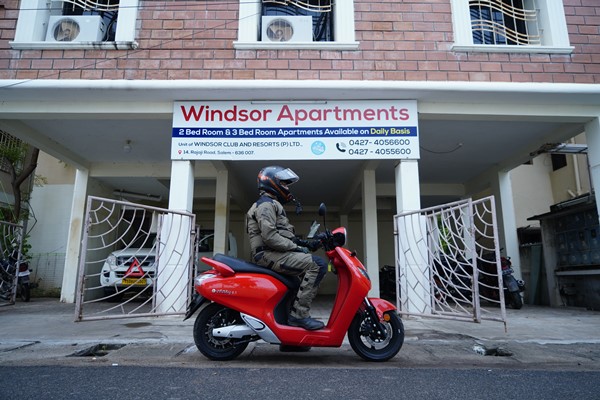 19 రోజుల్లో కన్యాకుమారి నుంచి కాశ్మీర్ ప్రయాణం: బౌన్స్ ఎలక్ట్రిక్ స్కూటర్‌తో అరుదైన రికార్డ్