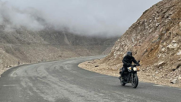 హంటర్ 350 కేవలం సిటీ రోడ్లపైనే కాదు, కఠినమైన హిమాలయన్ రోడ్లపై కూడా పరుగులు తీస్తుంది..