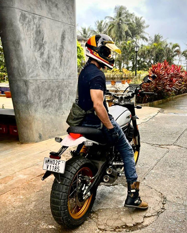 రూ. 14 లక్షల ఖరీదైన బైక్ కొనుగోలు చేసిన షాహిద్ కపూర్