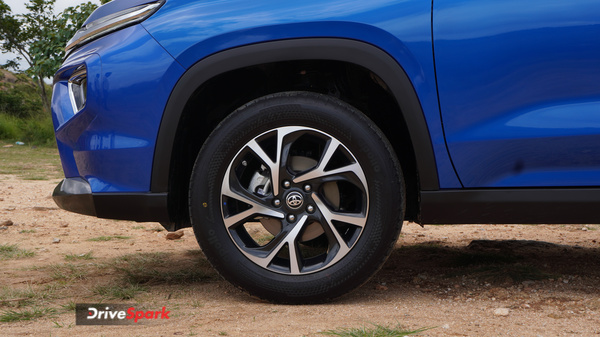 టొయోటా అర్బన్ క్రూయిజర్ హైరైడర్ టెస్ట్ డ్రైవ్ రివ్యూ.. హైబ్రిడ్ మ్యాజిక్ ఉంది, కానీ ఇంజన్‌లో దమ్ లేదు..!