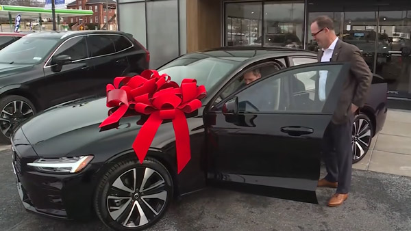 ఇంక ఆ పాత కారు నడిపింది చాలు, ఇందా ఈ కొత్త కారు తీసుకో.. పాత కస్టమర్‌కి కొత్త కారు గిఫ్ట్ ఇచ్చిన వోల్వో!