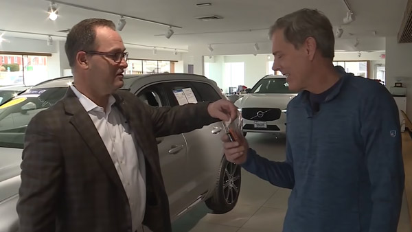 ఇంక ఆ పాత కారు నడిపింది చాలు, ఇందా ఈ కొత్త కారు తీసుకో.. పాత కస్టమర్‌కి కొత్త కారు గిఫ్ట్ ఇచ్చిన వోల్వో!