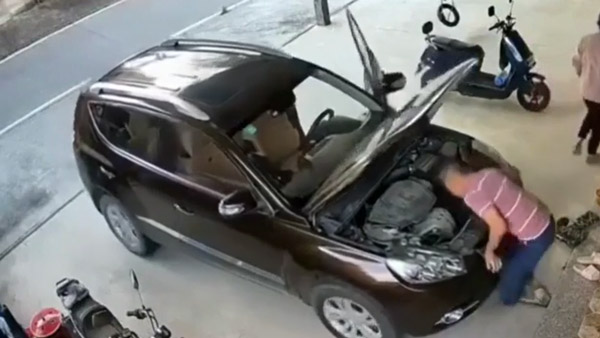 రిపేర్ చేస్తుండగా మెకానిక్‌పైకి వెళ్లిన కారు.. హృదయ విదారకమైన వీడియో