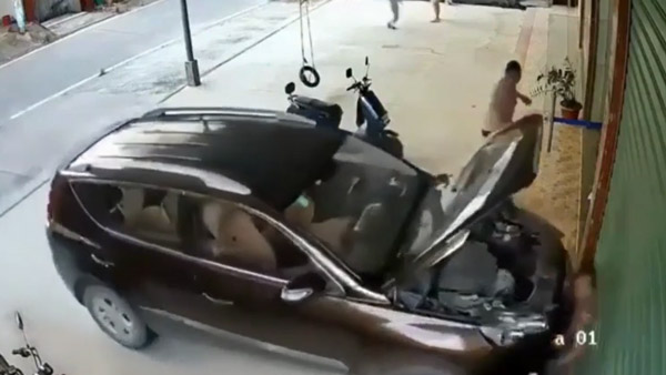 రిపేర్ చేస్తుండగా మెకానిక్‌పైకి వెళ్లిన కారు.. హృదయ విదారకమైన వీడియో