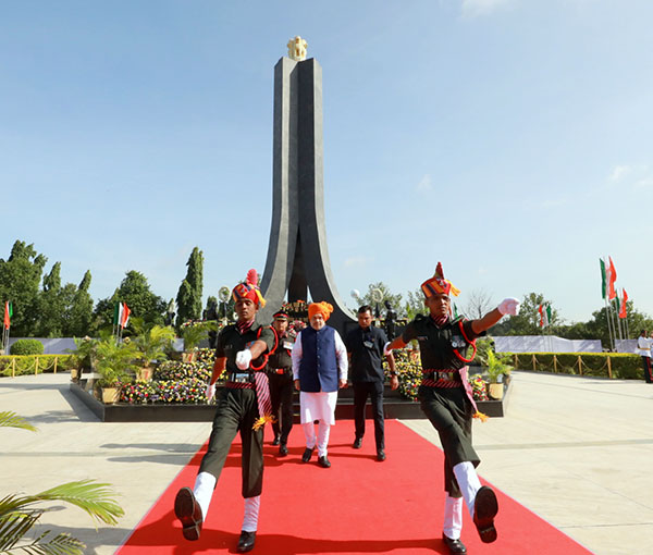 అమిత్ షా కాన్వాయ్‌కి ఎదురెళ్ళిన కారు ఇలా అయిపోయిందో.. కారణం ఇదే