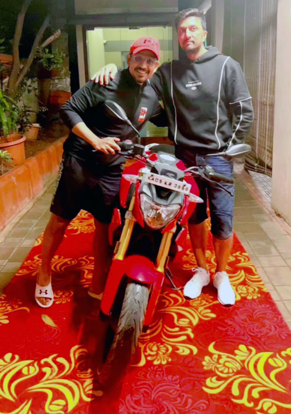 స్నేహితుడికి సర్‌ప్రైజ్ గిఫ్ట్ ఇచ్చిన కిచ్చా సుదీప్.. ఆ గిఫ్ట్ ఏంటంటే..?