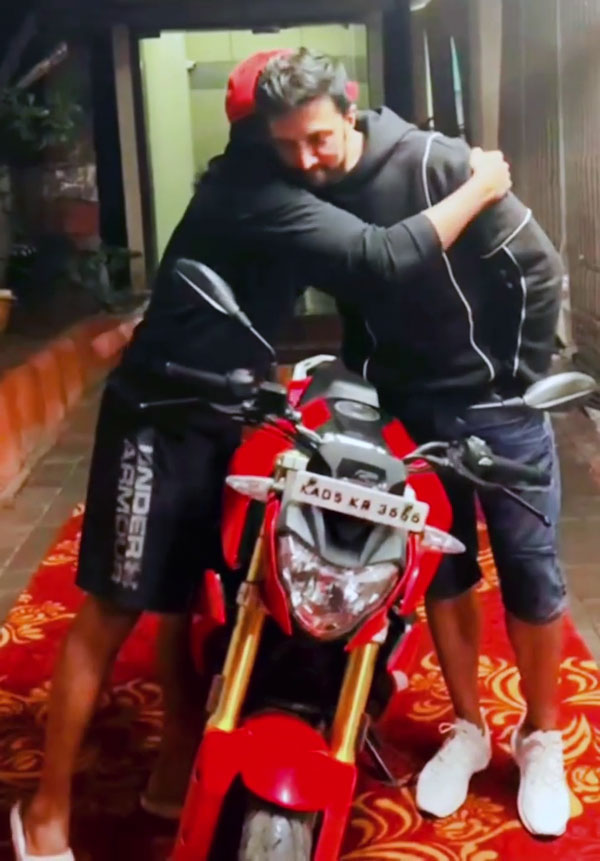 స్నేహితుడికి సర్‌ప్రైజ్ గిఫ్ట్ ఇచ్చిన కిచ్చా సుదీప్.. ఆ గిఫ్ట్ ఏంటంటే..?