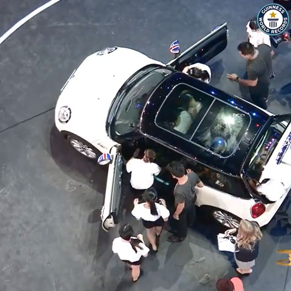 'మినీ కూపర్' లో 27 మంది ఎక్కేసారు.. గిన్నిస్ వరల్డ్ రికార్డ్ పట్టేశారు [వీడియో]