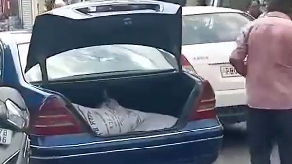 బెంజ్ కారులో రేషన్ సరుకులు తీసుకెళ్లిన పేదవాడు [వీడియో].. అయ్యో, పాపం