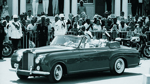దివికేగిన 'క్వీన్ ఎలిజబెత్ II': ఈమె జీవితంలో ఉపయోగించిన కార్లు ఎలా ఉన్నాయో చూసారా..!!