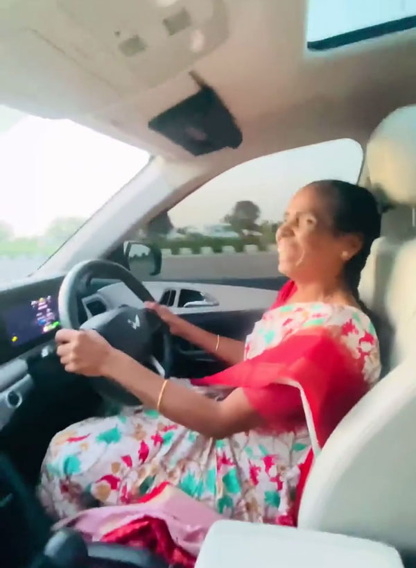 తల్లి కోరికను తీర్చిన తనయుడు.. వైరల్ అవుతున్న వీడియో: మీరూ చూడండి