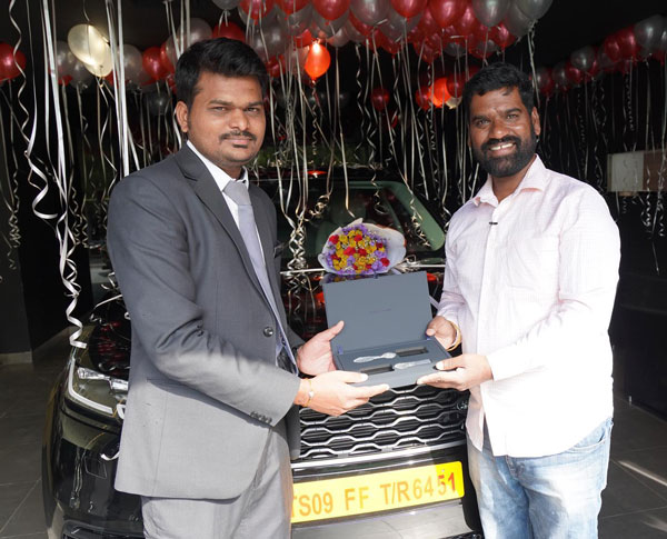 ఇప్పుడు బిత్తిరి సత్తి రేంజే వేరు..! కోటి రూపాయల రేంజ్ రోవర్ వెలార్ కారు కొన్న బిత్తిరి సత్తి..!!