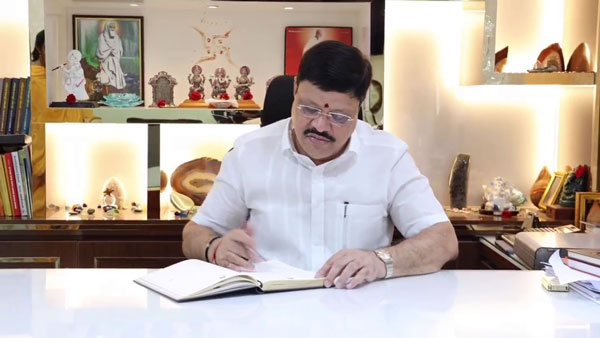 ఉద్యోగుల కళ్ళలో దీపావళి చూసిన యజమాని.. గిఫ్ట్‌గా కార్లు & బైకులు 