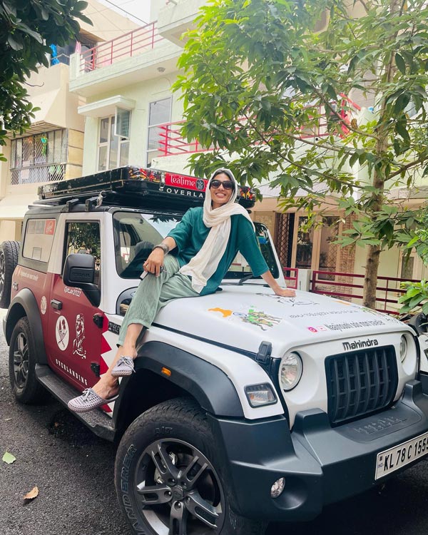 మహీంద్రా థార్‌తో వాగులు వంకలే కాదు ఏకంగా దేశాన్నే దాటేసింది.. ఫుట్‌బాల్ మీద పిచ్చితో..