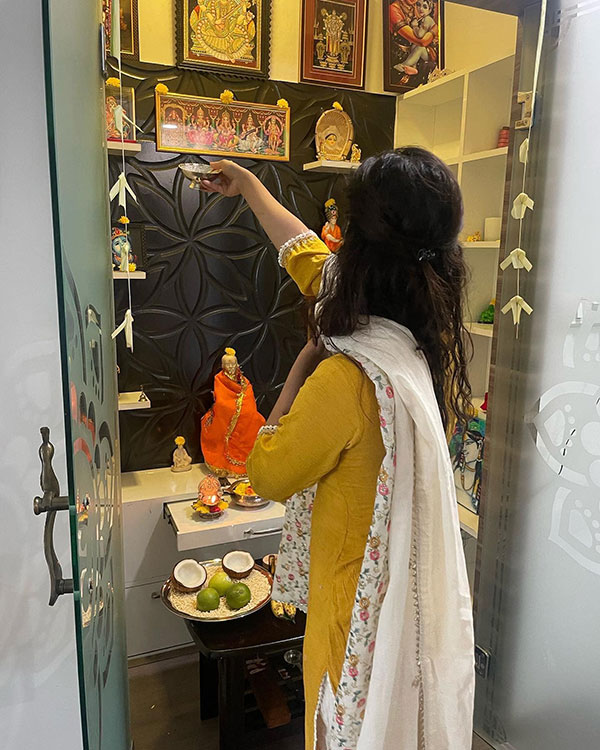 మహానటి చెంతకు చేరిన జర్మన్ లగ్జరీ కారు.. మీరు కూడా ఓ లుక్కేసెయ్యండి