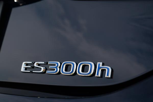 Lexus ES300h మరింత అందంగా మారిపోయింది.. ధరలు ఇలా ఉన్నాయి