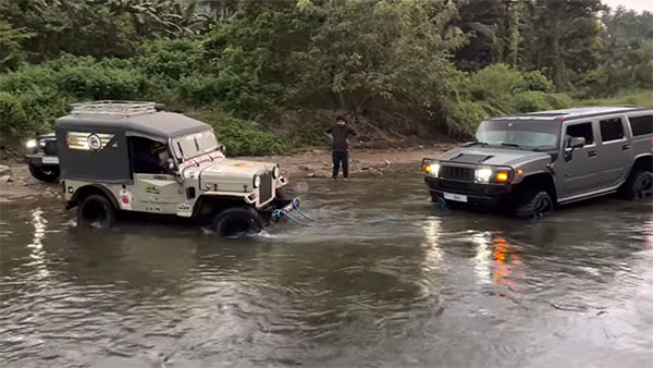 నదిలో చిక్కుకున్న 'హమ్మర్ హెచ్2' ను బయటకు లాగిన పాత మహీంద్రా జీప్.. వీడియో వైరల్