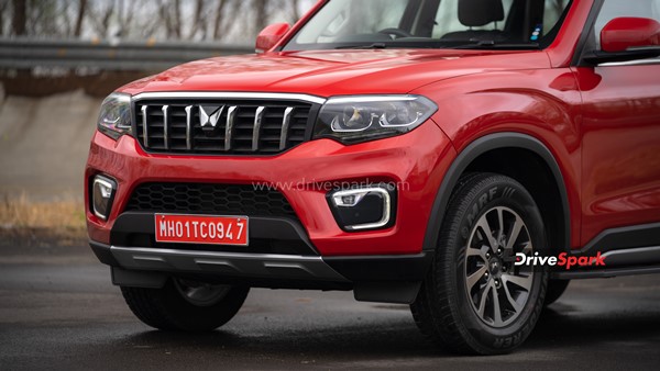 కొత్త కారు డెలివెరీ చేసుకున్న ఆనంద్ మహీంద్రా.. దానికి మంచి పేరు మీరే పెట్టండి