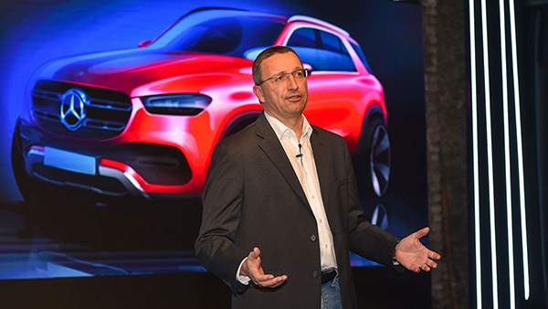 లగ్జరీ కారు రోడ్డుపై వదిలి ఆటోలో వెళ్లిన మెర్సిడెస్ బెంజ్ CEO.. ఎందుకో తెలుసా?