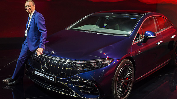 లగ్జరీ కారు రోడ్డుపై వదిలి ఆటోలో వెళ్లిన మెర్సిడెస్ బెంజ్ CEO.. ఎందుకో తెలుసా?