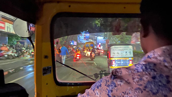 లగ్జరీ కారు రోడ్డుపై వదిలి ఆటోలో వెళ్లిన మెర్సిడెస్ బెంజ్ CEO.. ఎందుకో తెలుసా?