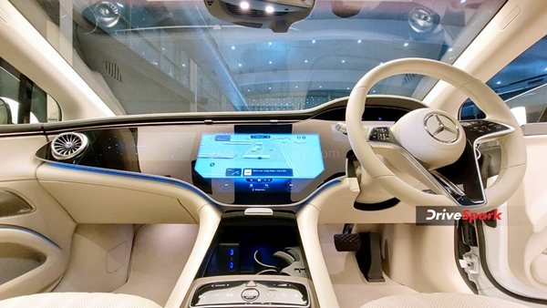 లగ్జరీ కారు రోడ్డుపై వదిలి ఆటోలో వెళ్లిన మెర్సిడెస్ బెంజ్ CEO.. ఎందుకో తెలుసా?