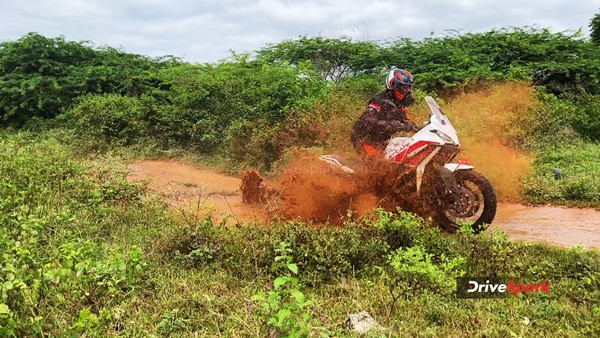 కొత్త బైక్ అయినా రైడింగ్‌లో చిత్తు చిత్తు చేస్తుంది.. Moto Morini X-Cape 650X రివ్యూ