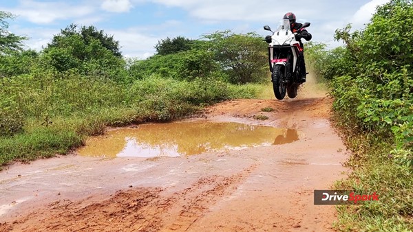 కొత్త బైక్ అయినా రైడింగ్‌లో చిత్తు చిత్తు చేస్తుంది.. Moto Morini X-Cape 650X రివ్యూ