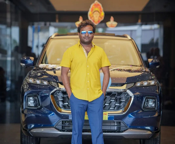 కొత్త కారు కొనుగోలుతో రచ్చరచ్చ చేసిన రచ్చ రవి [వీడియో].. ఇంతకీ ఆ కారు ఏదో తెలుసా?