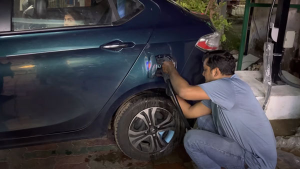 అయ్యయ్యో.. ఇలా జరిగిందేంటి: 'టిగోర్ ఈవి' ని అక్కడే వదిలేసి ఇంటికెళ్లిన ఓనర్.. ఎందుకంటే?