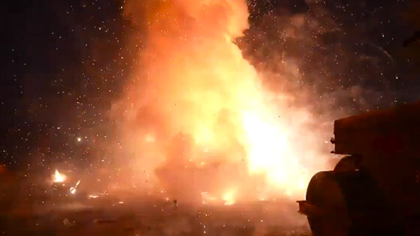 లక్షలు పెట్టి కొన్న కారు.. లక్ష టపాసులతో ఖతం: వీడియో వైరల్