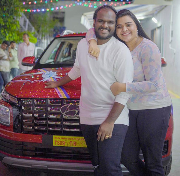 జబర్దస్త్ 'ఇమ్యానుయేల్' కొత్త కారు కొన్నాడోచ్.. ధర రూ. 14 లక్షలు గురూ..!!