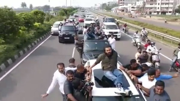 ఫోర్డ్ ఎండీవర్ కారుపైకి ఎక్కిన పవన్ కళ్యాణ్.. సోషల్ మీడియా వైరల్ అయిపోతున్న వీడియో