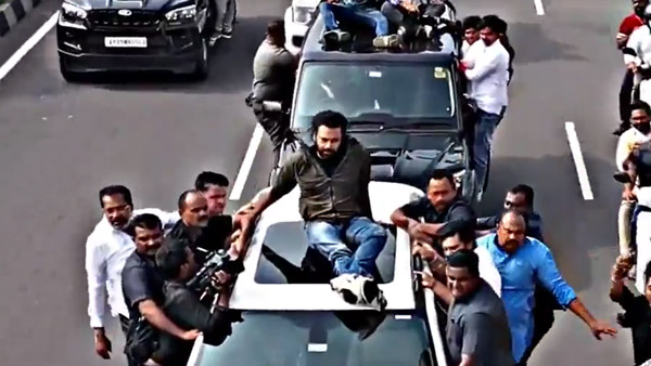 ఫోర్డ్ ఎండీవర్ కారుపైకి ఎక్కిన పవన్ కళ్యాణ్.. సోషల్ మీడియా వైరల్ అయిపోతున్న వీడియో