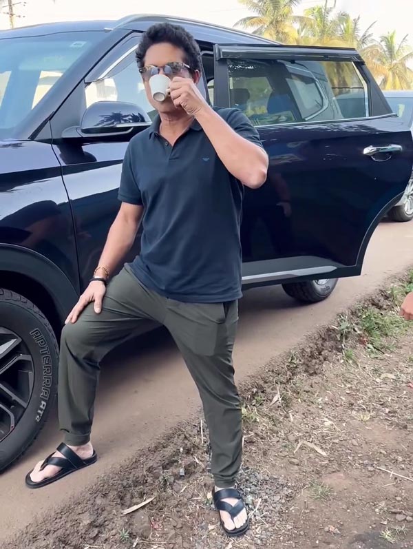 కియా వారి నయా కారుతో కనిపించిన 'సచిన్ టెండూల్కర్'.. రోడ్డుపక్కనే ఛాయ్ & అభిమానులతో మంతనాలు: వీడియో వైరల్