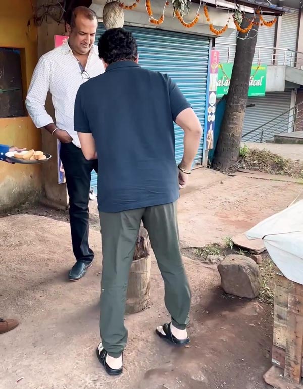 కియా వారి నయా కారుతో కనిపించిన 'సచిన్ టెండూల్కర్'.. రోడ్డుపక్కనే ఛాయ్ & అభిమానులతో మంతనాలు: వీడియో వైరల్