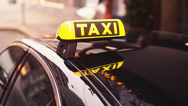 కారులో ప్రసవించినందుకు ఫైన్ వేసిన టాక్సీ డ్రైవర్.. ఒకటి, రెండు కాదు మూడు రెట్లు ఎక్కువ వసూల్