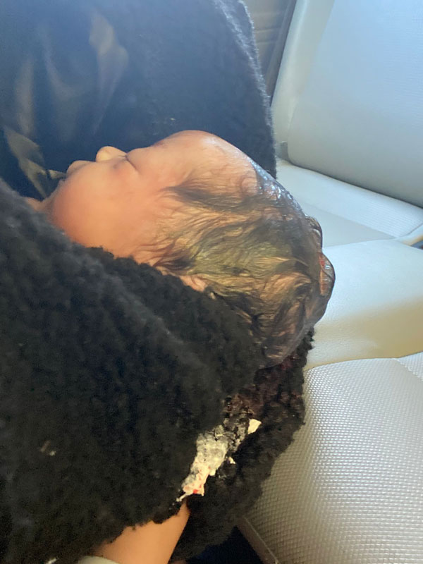 కారులో ప్రసవించినందుకు ఫైన్ వేసిన టాక్సీ డ్రైవర్.. ఒకటి, రెండు కాదు మూడు రెట్లు ఎక్కువ వసూల్