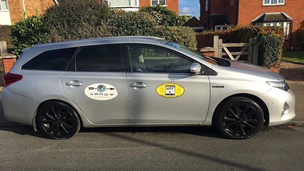 కారులో ప్రసవించినందుకు ఫైన్ వేసిన టాక్సీ డ్రైవర్.. ఒకటి, రెండు కాదు మూడు రెట్లు ఎక్కువ వసూల్