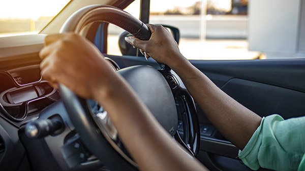 కారులో మీ ప్రయాణం సురక్షితంగా సాగాలంటే, మీ డ్రైవింగ్ పొజిషన్‌ను ఇలా సెట్ చేసుకోండి..!