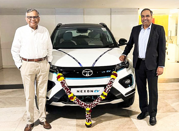 50,000 వ నెక్సాన్ EV డెలివరీ చేసుకున్న టాటా గ్రూప్ చైర్మన్