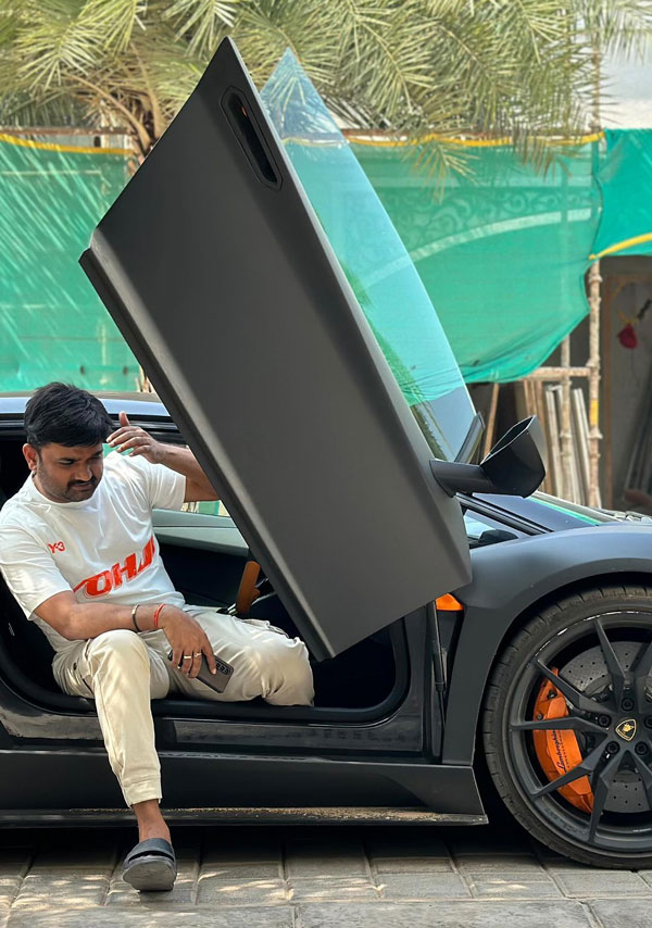 ప్రభాస్ కాస్ట్లీ కారులో కనిపించిన డైరెక్టర్ మారుతి.. వీడియో వైరల్